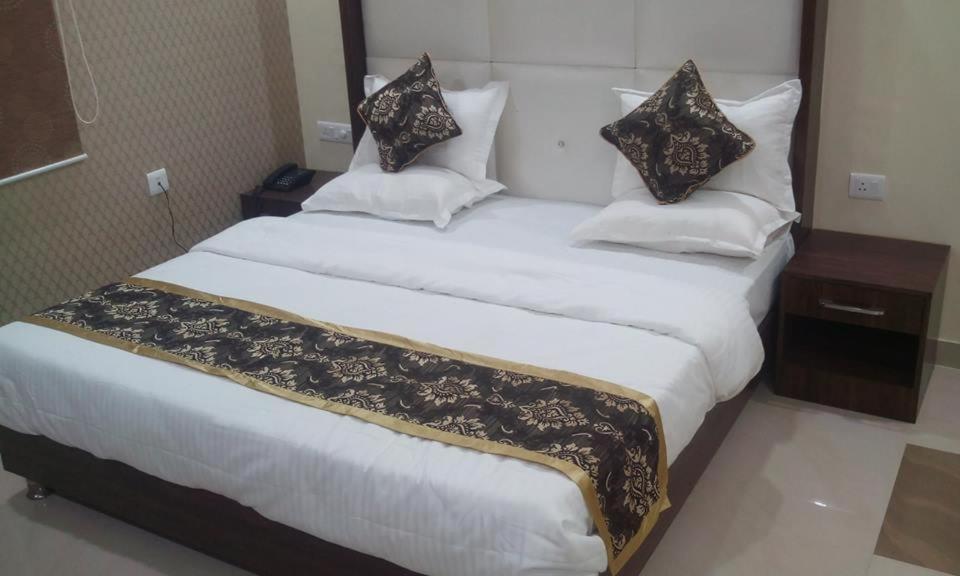 Hotel Ss Grand Лакхнау Экстерьер фото